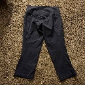 Athleta salutation stash Capri size m